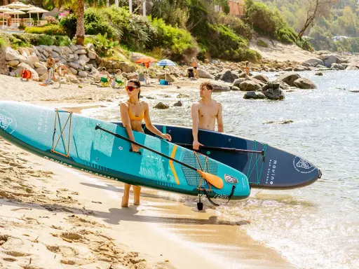 Para wodna z dwiema deskami sup allround na plaży, gotowa do wodnych przygód.