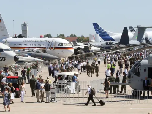 Besucher bestaunen Flugzeuge bei einer Flugshow in Berlin. Ein Airbus und eine Maschine der Bundesrepublik Deutschland sind zu sehen.