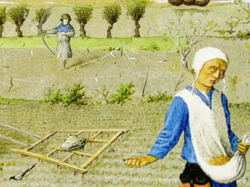 Bauern im Mittelalter bestellen Felder. Einer sät, ein anderer bearbeitet den Boden mit einer Egge. Im Hintergrund übt ein Bogenschütze.