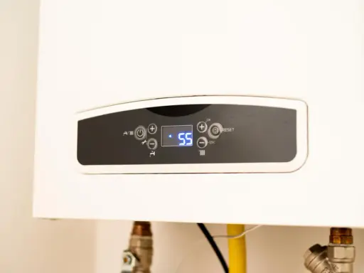 Panel de control de un calentador de gas butano, mostrando la temperatura actual de 55 grados.