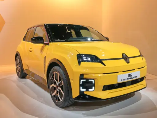 Renault 5 elettrica: dimensioni compatte e design iconico. Un'auto urbana perfetta per la città, con un look moderno e accattivante.