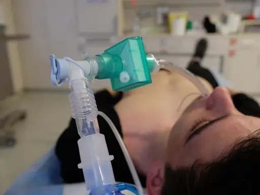 Beatmungsgerät auf Intensivstation unterstützt einen Patienten mit COPD.
