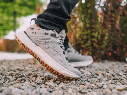 Szare buty Columbia, idealne na wędrówki po pustyni, z charakterystyczną podeszwą i logo marki.