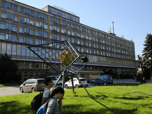 Uniwersytet Rolniczy w Krakowie. Przed monumentalnym budynkiem stoi abstrakcyjna rzeźba.