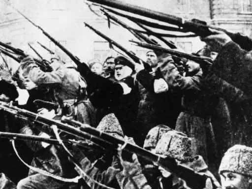 Bewaffnete Männer, die Gewehre in die Luft richten, ein Symbol des Kampfes zwischen Bolschewiki und Menschewiki.