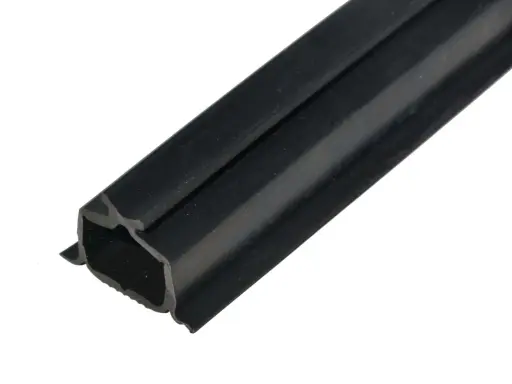 Profilé noir en EPDM, idéal pour l'étanchéité et la protection. Sa forme complexe assure une fixation solide et une barrière efficace.