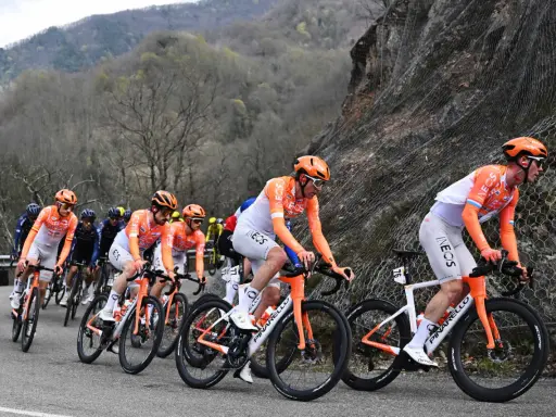 Radsportler des Teams INEOS Grenadiers fahren auf einer Bergstraße.