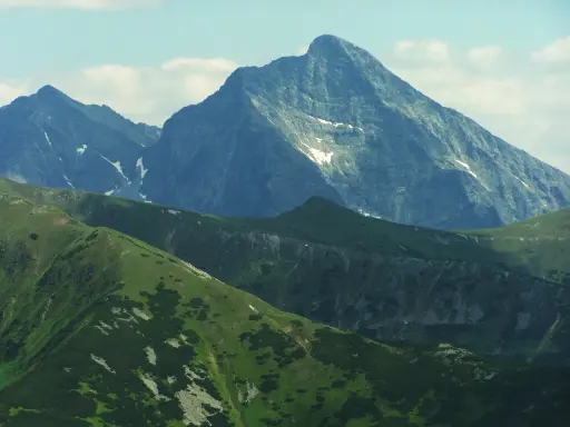 Majestatyczny szczyt w Tatrach 2494 m góruje nad zielonymi zboczami.