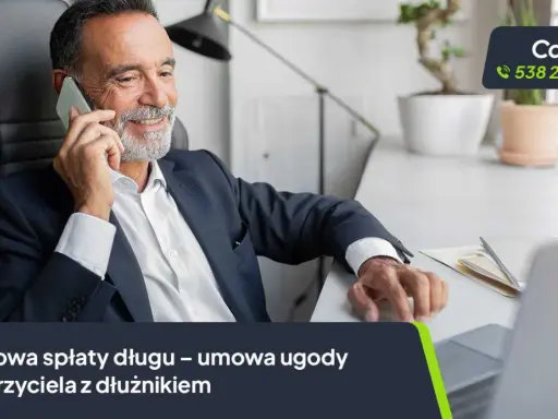 Uśmiechnięty mężczyzna rozmawia przez telefon, obok niego widoczny jest wzór umowy spłaty długu.
