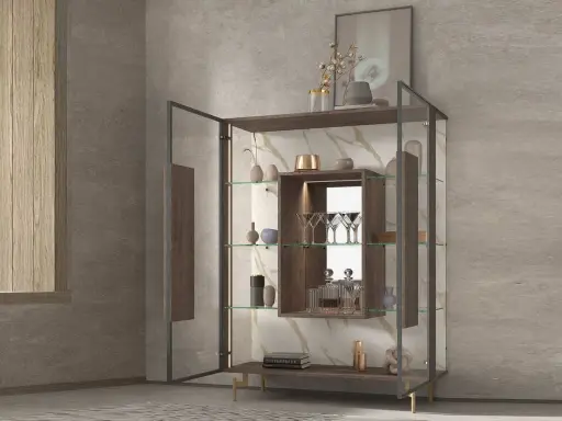 Vitrina de cristal con estantes iluminados, ideal para exhibir copas, botellas y objetos decorativos.
