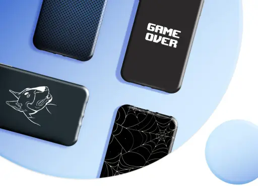 Cztery etui na telefon z różnymi wzorami: kropki, pies, pajęczyna i napis "GAME OVER".