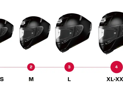 Cuatro tipos de cascos negros de moto, de menor a mayor tamaño, etiquetados XS-S, M, L, XL-XXL.