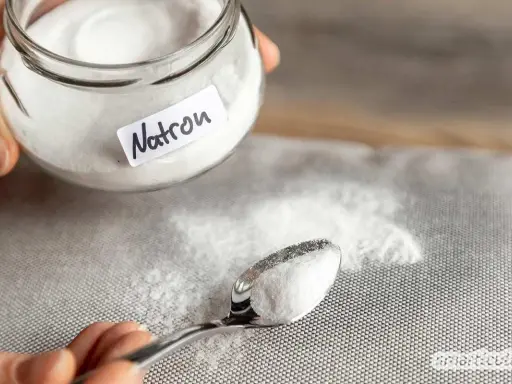 Natron, ein bewährtes Hausmittel gegen Katzengeruch in der Wohnung, wird hier auf einem Löffel gezeigt.