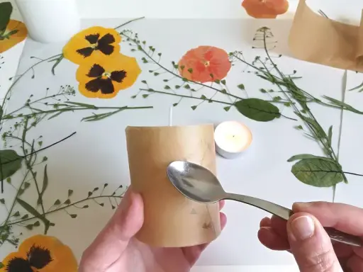 Świece z suszonymi kwiatami: Poradnik DIY. Piękne i bezpieczne