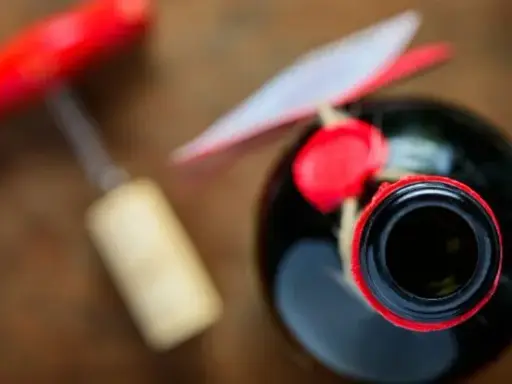 Otwarte wino: Jak zachować smak i aromat na dłużej?