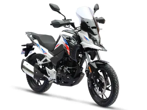 Nowy motor, idealny dla kierowców od 16 lat. Biało-czarny z czerwono-niebieskimi akcentami, gotowy na przygody.