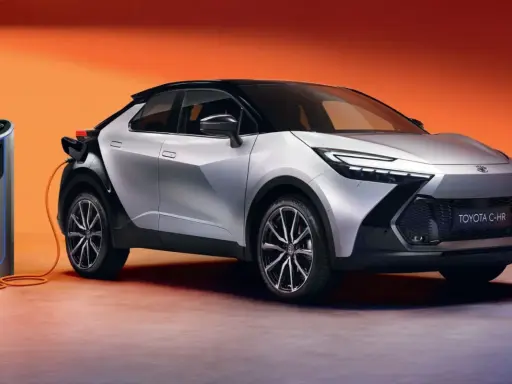 Nuova Toyota C-HR, un'auto elettrica pronta per il 2026, si ricarica con stile.