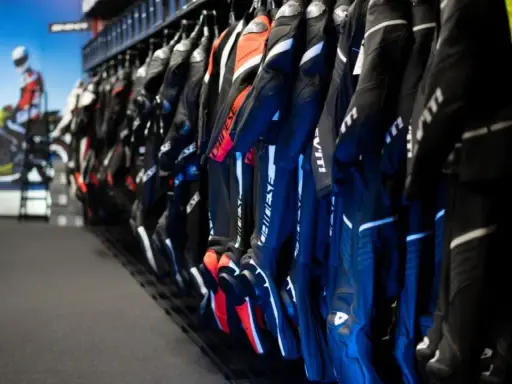 Jednoczęściowy czy dwuczęściowy? Kombinezon motocyklowy bez żalu