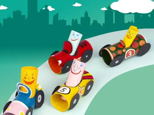 Vier bunte Rollenautos mit Gesichtern rasen auf einer Rennstrecke. Ein tolles Beispiel für auto basteln einfach!