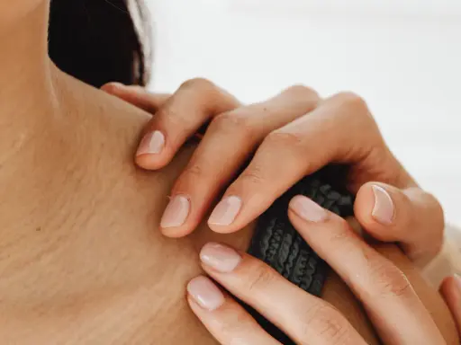 Mains douces appliquant un soin sur la peau, un geste pour comment hydrater sa peau et la rendre souple.