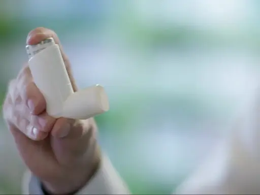 Hand hält Inhalator mit beclometasondipropionat, einem Cortison-Medikament zur Asthmabehandlung.