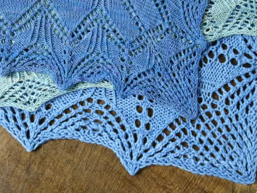 Detalle de tejido a dos agujas con punto vainica en tonos azules y verdes.