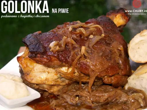 Soczysta golonka w piwie, duszona z cebulką, podana z chrzanem i bagietką. Prawdziwa uczta dla podniebienia!