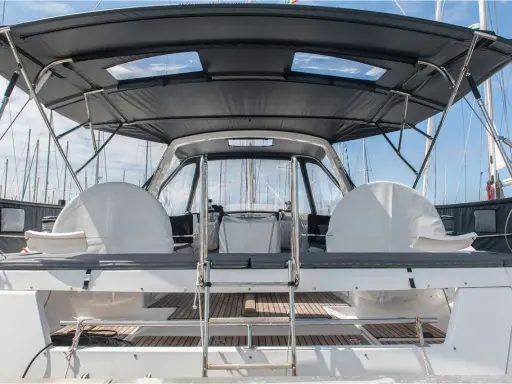 Le taud de bateau, prêt à être refait, protège les deux barres à roue sous un ciel bleu.