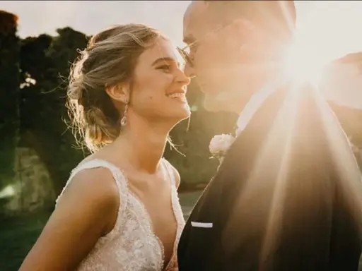 Novia sonriente y novio en su boda. La luz del sol ilumina el momento especial de laura escanes boda.