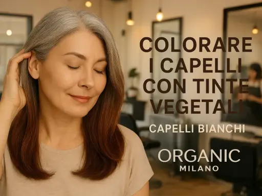 Donna con capelli grigi e castani, che scopre la bellezza delle erbe tintorie per capelli bianchi.