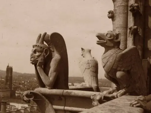 Kamienne gargulce Notre Dame spoglądają na Paryż. Jeden z nich, z rękami przy twarzy, wydaje się zamyślony.