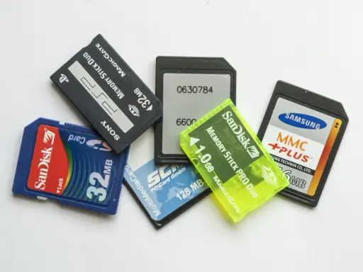 Karty pamięci: SanDisk SDHC 32MB, Memory Stick Pro Duo 1GB, MMC Plus 512MB. Wybór między SDHC czy SDXC zależy od potrzeb.