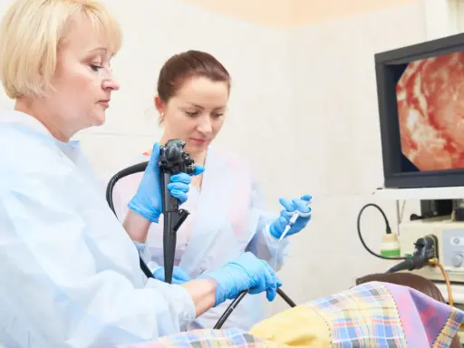 Lekarze wykonują gastroskopię, badanie wnętrza żołądka, obserwując obraz na monitorze.