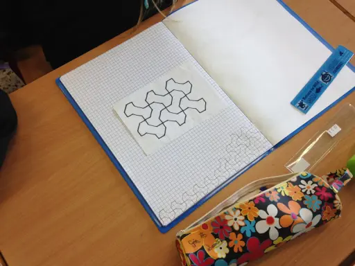 Copertina di matematica da stampare con un disegno geometrico su quaderno a quadretti.