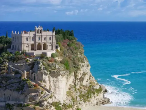 Santuario su una rupe a picco sul mare turchese, un sogno tra Napoli e Tropea.