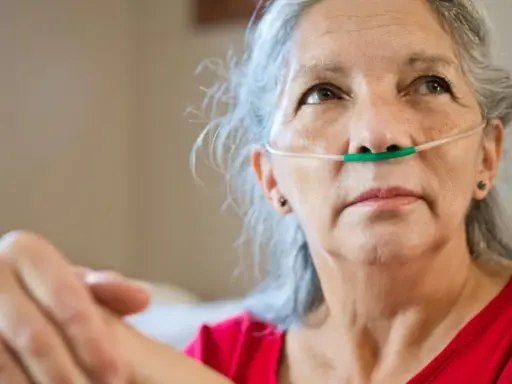 Ältere Frau mit Sauerstoffbrille, die an COPD leidet. Sie träumt davon, wieder fliegen zu können.