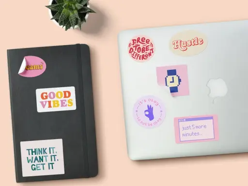 Ideas para crear pegatinas para imprimir: "Dreams", "Good Vibes", "Think it. Want it. Get it.", "Free to be different", "Hustle", "It's okay to not be okay", "Just 5 more minutes...".