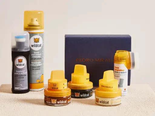 Kit de limpieza para zapatos de ante y nubuck: limpiador, renovador y cremas para mantenerlos como nuevos.