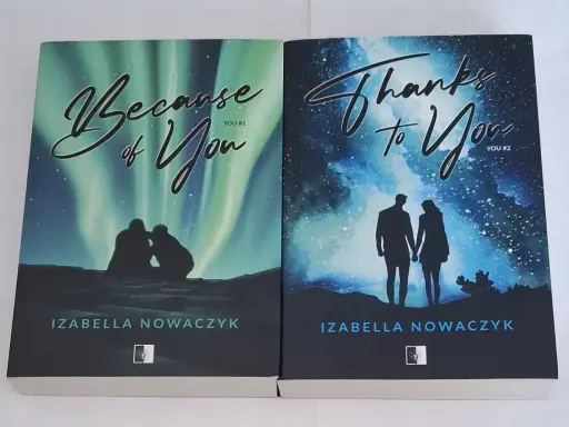 Dwie książki Izabelli Nowaczyk: "Because of You" i "Thanks to You". Na okładkach pary wpatrujące się w zorzę polarną i nocne niebo.