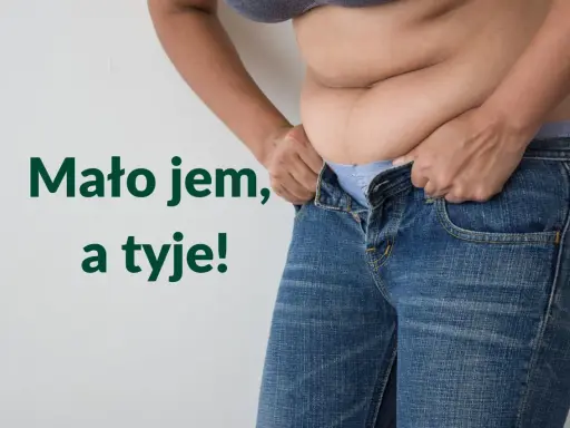 Osoba próbuje wcisnąć się w za małe jeansy, zmagając się z nadmiarem kilogramów. "Mało jem, a tyje!" - mówi.