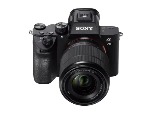 Cámara Sony Alpha 7 III con lente FE 28-70mm, lista para capturar tu próxima película 70mm.