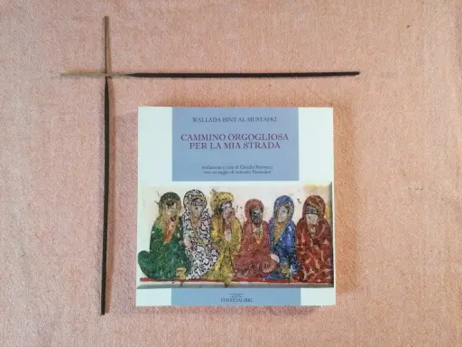 Buch "Cammino orgogliosa per la mia strada" von Wallada bint al-Mustakfi, mit einer historischen Darstellung von Frauen.