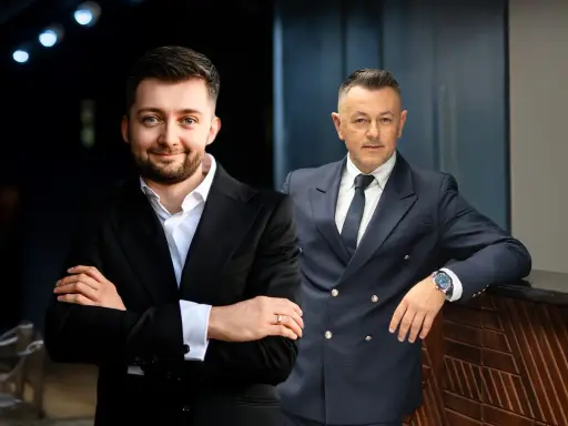 Dwóch mężczyzn w garniturach, dyskutujących w co zainwestować 50 tys.