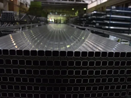 Perfiles de aluminio listos para la fabricación de ventanas.