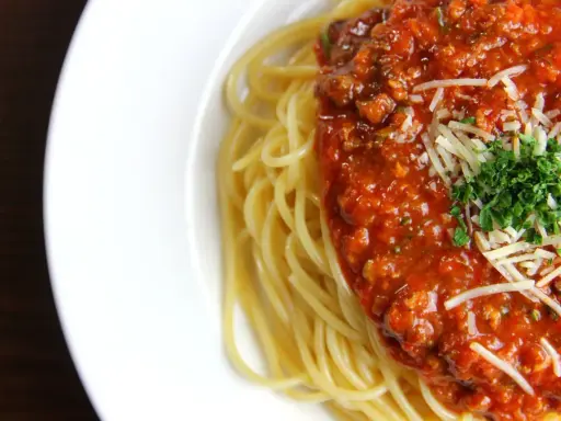 Spaghetti Bolognese: Odkryj idealny przepis i sekrety smaku!