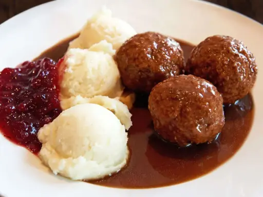 Szwedzkie klopsiki z puree ziemniaczanym i konfiturą z borówek. Idealne pytanie: co zjeść w Szwecji?