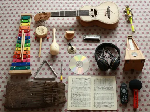 Kolorowy ksylofon, ukulele, tamburyn, marakasy, harmonijka, trójkąt, bębenek, CD, słuchawki, metronom, kalimba, nuty, mikrofon i pilot. To najprostszy instrument do nauki.