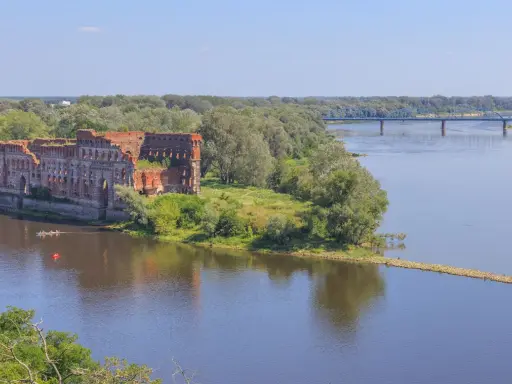 Ruiny pałacu nad Wisłą, kajaki i most – to jedne z wielu atrakcji w okolicach Warszawy.