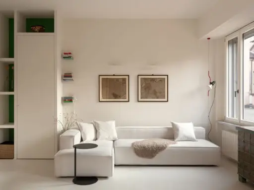 Soggiorno moderno: divano bianco, quadri antichi e libreria a giorno. Idee su come arredare con stile e funzionalità.