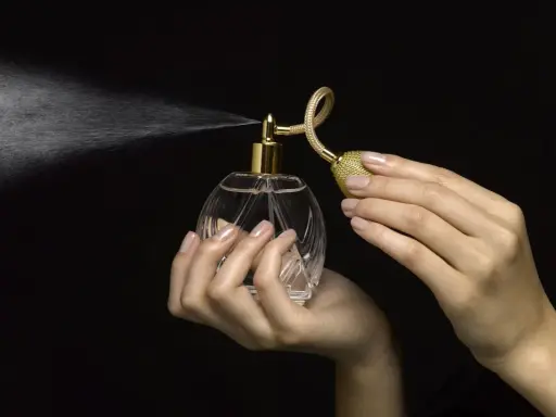 Perfumem czy perfumami? Rozwiej wątpliwości raz na zawsze!